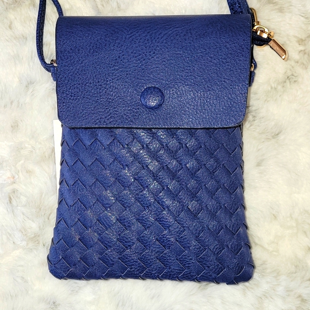 Small weave Navy blue 💙 crossbody purse.
